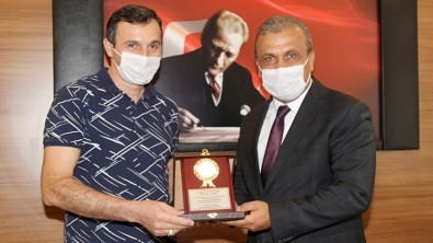 Belediye Başkanımızdan Hayırsever İş Adamlarımıza Plaket