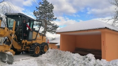 Karla Kaplanan Yollar Ulaşıma Açıldı