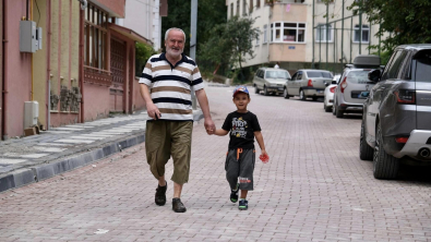 Ziya Çınar Caddesi'nde Parke Kaplama Çalışmaları Devam Ediyor