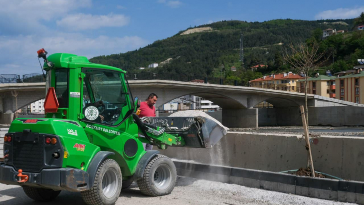 Ezine Caddesi'nde Üst Yapı Çalışmalarımız Devam Ediyor