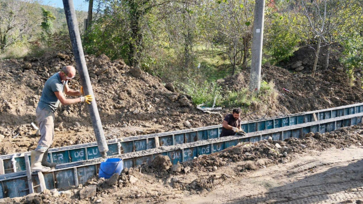 Kuru Derede Açık Beton Kanal Yaparak Islah Ediyoruz