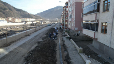 Ezine Caddesi'nde Yaya Kaldırımı Parke Kaplanıyor