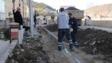 Ezine Caddesi'nde Yaya Kaldırımı Parke Kaplanıyor