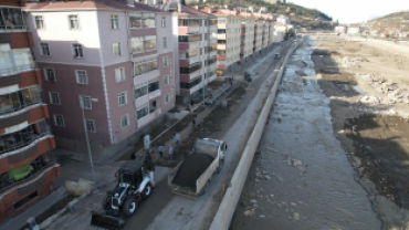 Ezine Caddesi'nde Yaya Kaldırımı Parke Kaplanıyor