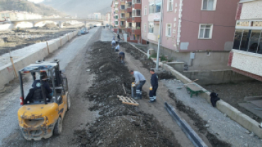 Ezine Caddesi'nde Yaya Kaldırımı Parke Kaplanıyor