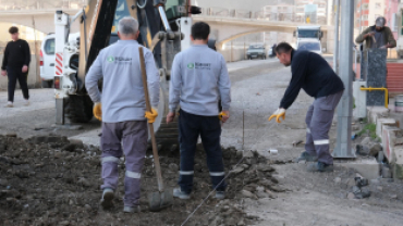 Ezine Caddesi'nde Yaya Kaldırımı Parke Kaplanıyor