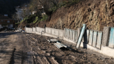 Hamza Caddesi'nde Perde Duvar Yapımı Devam Ediyor