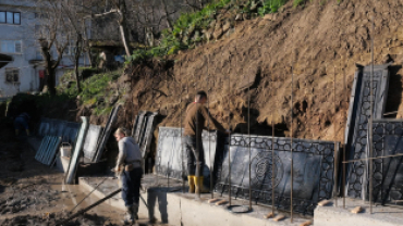 Hamza Caddesi'nde Perde Duvar Yapımı Devam Ediyor