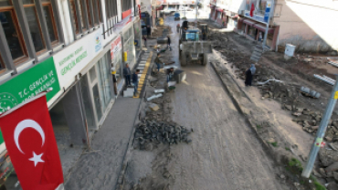 Hürriyet Caddesi ve Osman Kocabaşoğlu Sokak'ta Parke Çalışmalarımız Devam Ediyor