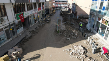 Hürriyet Caddesi ve Osman Kocabaşoğlu Sokak'ta Parke Çalışmalarımız Devam Ediyor