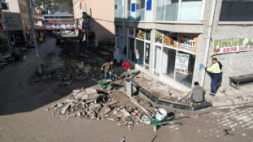 Hürriyet Caddesi ve Osman Kocabaşoğlu Sokak'ta Parke Çalışmalarımız Devam Ediyor