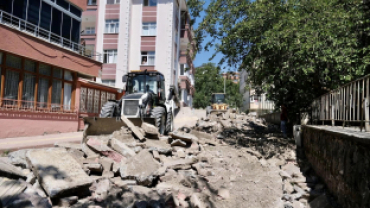 Ziya Çınar Caddesi'nde Üst Yapı Yenileme Çalışmaları