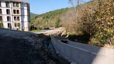 Kuru Derede Açık Beton Kanal Yaparak Islah Ediyoruz