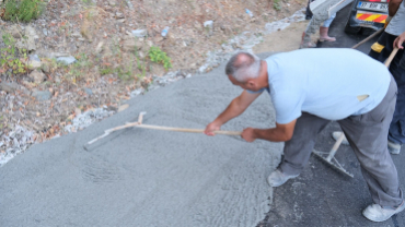 Şen Mahalle Yolunda Şarampol Betonlama Çalışması Devam Ediyor