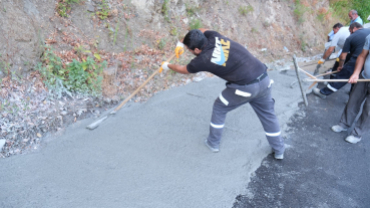 Şen Mahalle Yolunda Şarampol Betonlama Çalışması Devam Ediyor