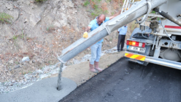 Şen Mahalle Yolunda Şarampol Betonlama Çalışması Devam Ediyor