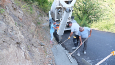 Şen Mahalle Yolunda Şarampol Betonlama Çalışması Devam Ediyor