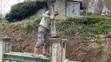 Yeni Mahalle Mimir Semtinde Perde Duvar Yapımı Devam Ediyor