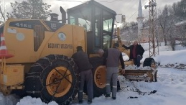 Karla Kaplanan Yollar Ulaşıma Açıldı